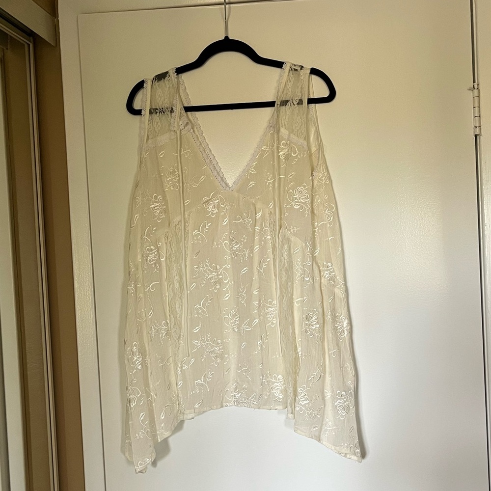 POL Lacey Floral Paneled V-Neck Blouse, L